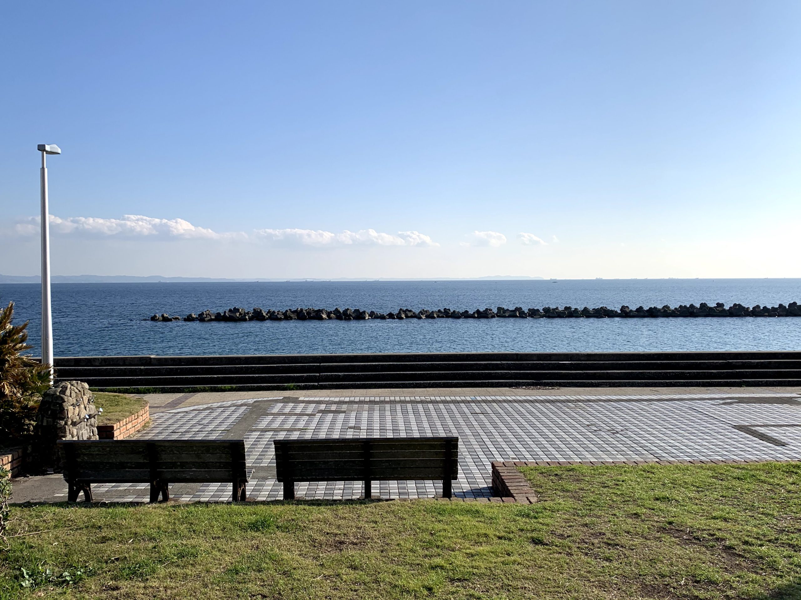 海とベンチ